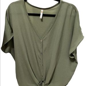 Dani-Rae & Company Boutique- Green Short sleeve tied shirt.